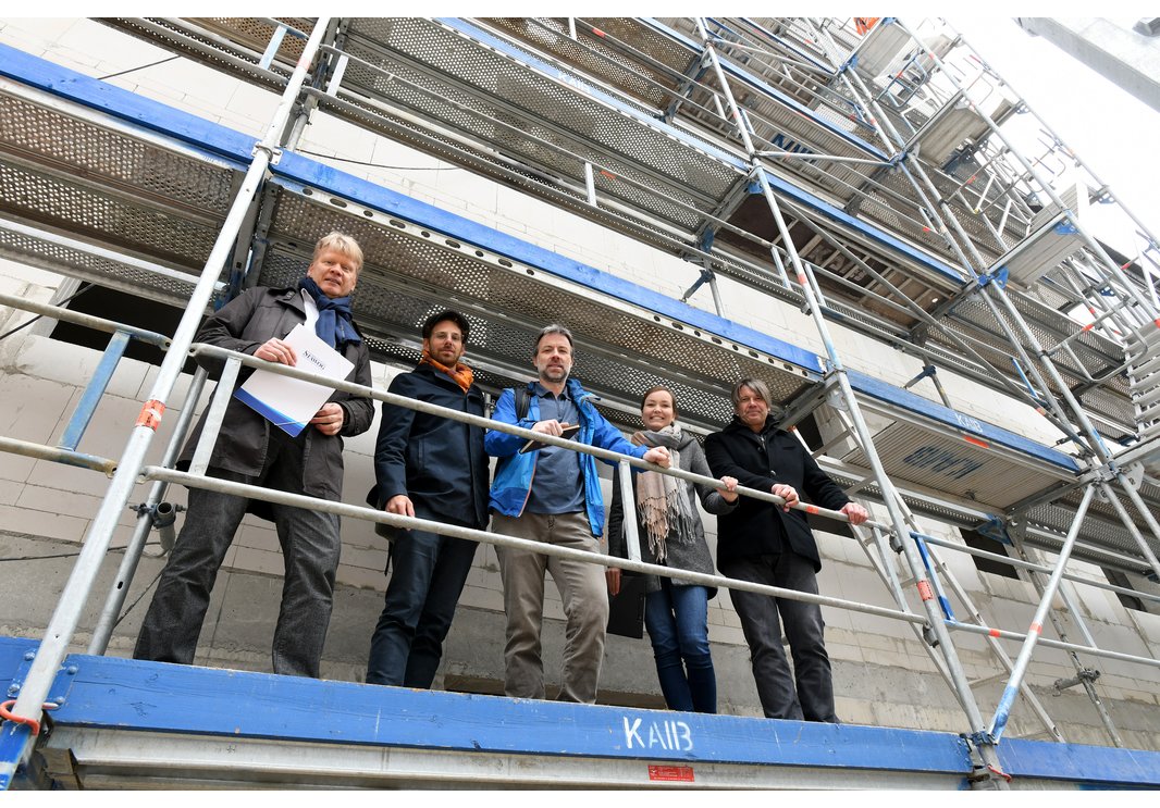 Die Begleitforschung macht sich ein Bild von dem Baufortschritt. Sieghard Lückehe (STÄWOG), Felix Lauffer (BBSR), Andreas Dalkowski (Solidar), Christina Hagenhoff (TU Ostwestfalen-Lippe), Markus Wickmann (STÄWOG) Foto: Heiko Sandelmann