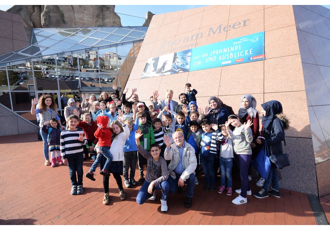 Gruppenfoto vor dem Zoo bei Sonnenschein