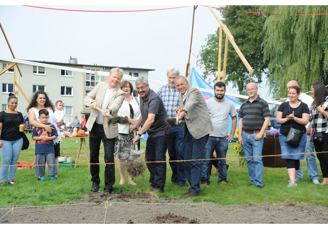 STÄWOG-Geschäftsführer Sieghard Lückehe, Oberbürgermeister Melf Grantz, STÄWOG-Architekt Hans-Joachim Ewert beim ersten Spatenstich für das Projekt Spiralenhaus und Mietergärten